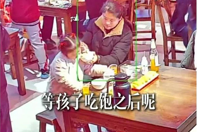 山东母亲带娃治病讨饭后续！一顿饱饭看哭网友，官方介入饭店曝光 - 3