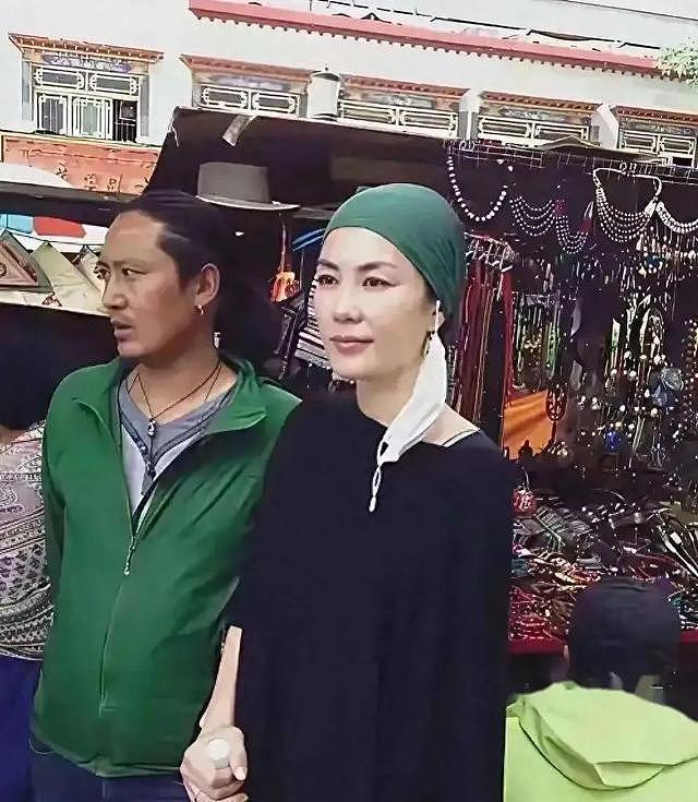56岁的王菲现身西藏,黑袍绿巾眼袋明显,网友:这才是真正的修行 - 4