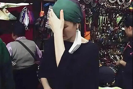 56岁的王菲现身西藏,黑袍绿巾眼袋明显,网友:这才是真正的修行 - 2