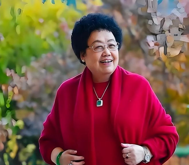 陈丽华顶奢收藏，从鸽血红到天价帝王绿手镯，都比不上她看家之宝 - 5
