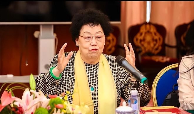 陈丽华顶奢收藏，从鸽血红到天价帝王绿手镯，都比不上她看家之宝 - 7