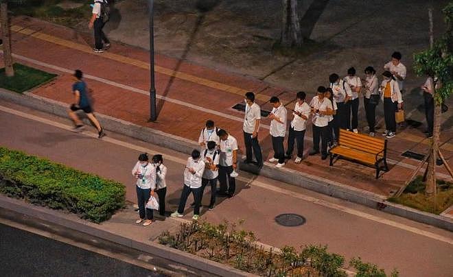 “崩老头”月入两三万？中国精神小妹批量收割，8090后抢着被崩？（组图） - 12