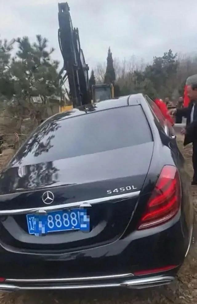 炫丧？湖南一公路插百米白灯笼，官方介入调查，结果和想的不一样（组图） - 3