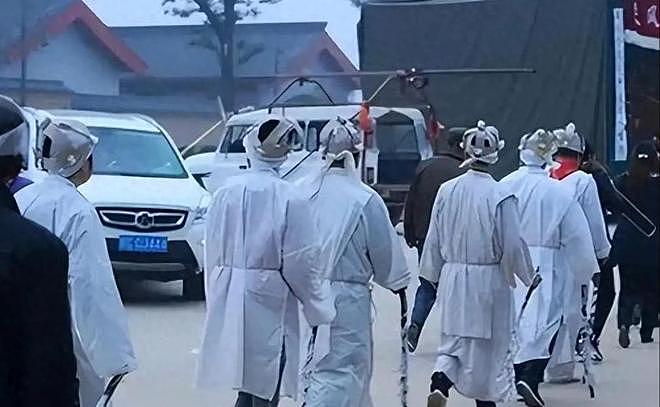 炫丧？湖南一公路插百米白灯笼，官方介入调查，结果和想的不一样（组图） - 7