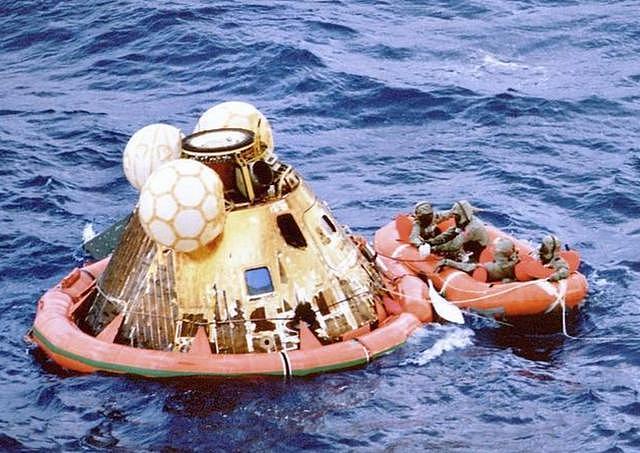 飞了112万公里,载人绕月飞船成功返航:被2700℃灼烧后溅落大海(组图) - 6
