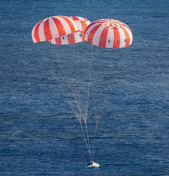 飞了112万公里,载人绕月飞船成功返航:被2700℃灼烧后溅落大海(组图) - 8