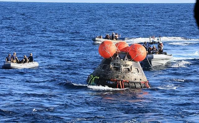 飞了112万公里,载人绕月飞船成功返航:被2700℃灼烧后溅落大海(组图) - 9