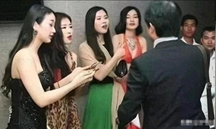 11个私生子散落中国各地，他惨被儿子举报超生（组图） - 1