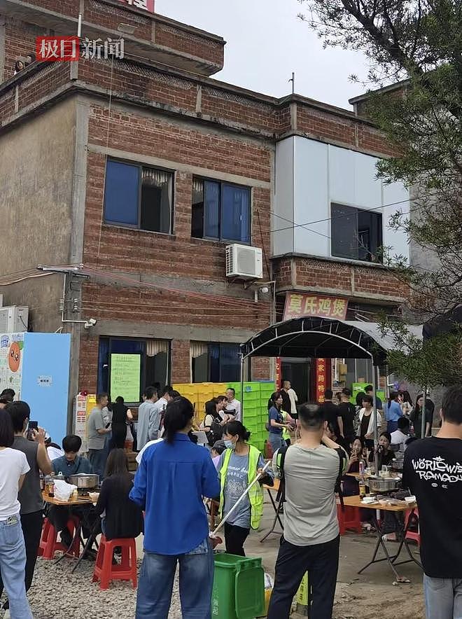 反流量却成了流量密码,莫氏鸡煲老莫:在60岁被迫开始拼命,生日愿望是“店子早点倒闭” - 1