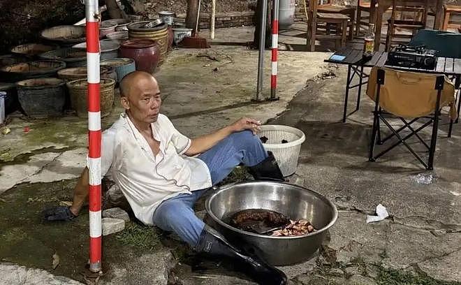 反流量却成了流量密码,莫氏鸡煲老莫:在60岁被迫开始拼命,生日愿望是“店子早点倒闭” - 3