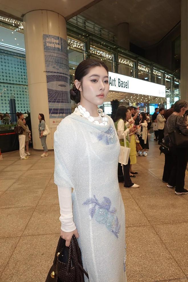 女子被香港机场刁难，百万元雕塑被捏毁，机票作废，第二天更气人 - 1
