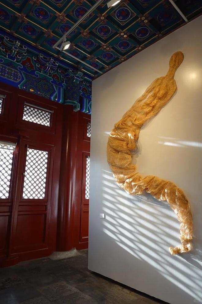 女子被香港机场刁难，百万元雕塑被捏毁，机票作废，第二天更气人 - 2