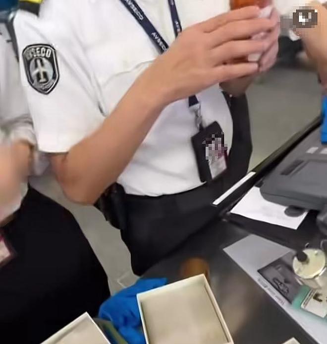 女子被香港机场刁难，百万元雕塑被捏毁，机票作废，第二天更气人 - 5