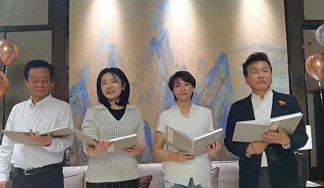 如今在上海生活的董卿，低调陪伴父母，13岁儿子成了她的“救赎” - 5