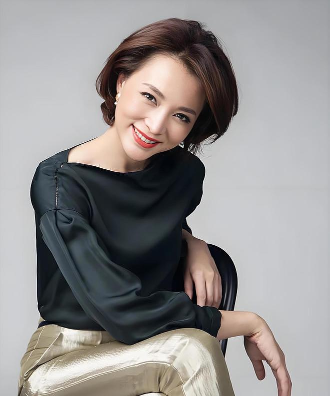 如今在上海生活的董卿，低调陪伴父母，13岁儿子成了她的“救赎” - 15