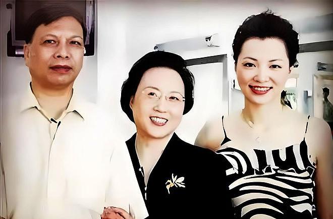 如今在上海生活的董卿，低调陪伴父母，13岁儿子成了她的“救赎” - 16