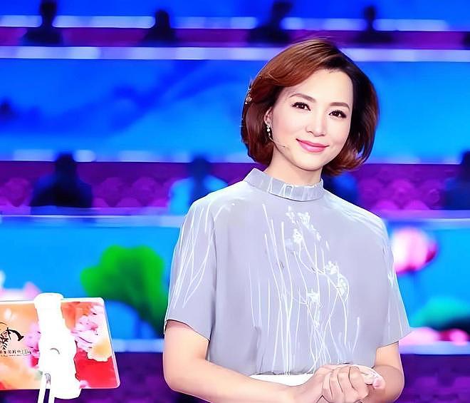 如今在上海生活的董卿，低调陪伴父母，13岁儿子成了她的“救赎” - 18