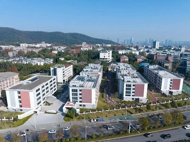 深圳大学拟租800万元豪宅当学生宿舍？业主担忧：公共资源会被严重挤占，不愿小区被贴上“宿舍”标签；网友羡慕：每月几百元就能住豪宅 - 4