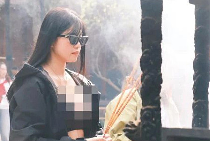 性感女网红“袒胸露乳”拜佛，没点香被指摆拍！网友：连神仙都骗？ - 2