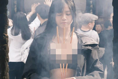 性感女网红“袒胸露乳”拜佛，没点香被指摆拍！网友：连神仙都骗？ - 3