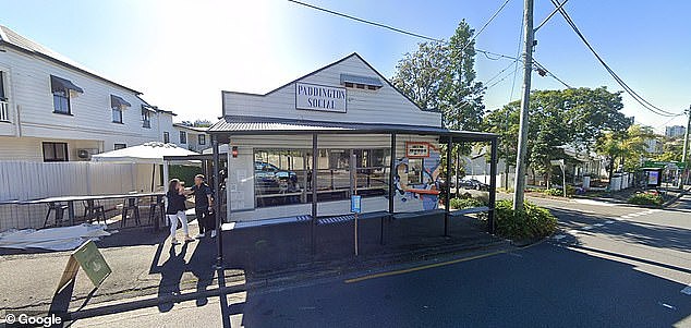 澳富人区惊现恶心一幕！女子街头公然排便，男伴持纸巾一旁守候 - 3