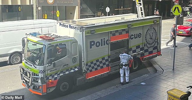 悉尼购物中心突发警情：男子爬上屋顶威胁跳下引发封锁（组图） - 3