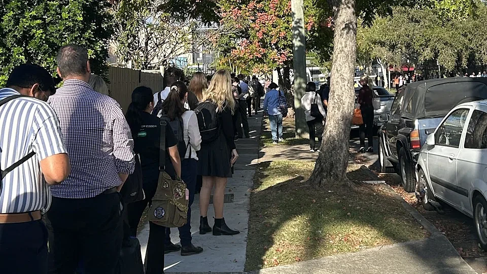 怨声载道！布里斯班北区铁路停运：北盖特站大排长龙，等巴士超45分钟（组图） - 4