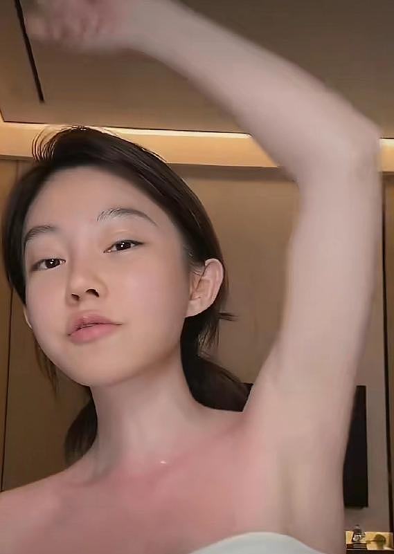 冯提莫直播被要求做腋下管理，当场回怼太刚，网友：管得真宽（组图） - 1