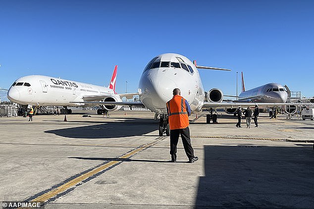 空中惊魂!澳航客机飞行途中突发故障,盘旋3小时才安全降落(组图) - 2