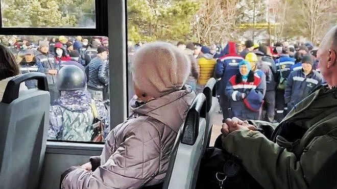 200名中国工人在俄罗斯上街讨薪，呼吁普京帮忙，警察已封路（组图） - 1