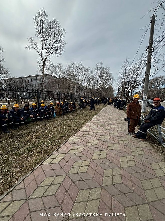 200名中国工人在俄罗斯上街讨薪，呼吁普京帮忙，警察已封路（组图） - 2