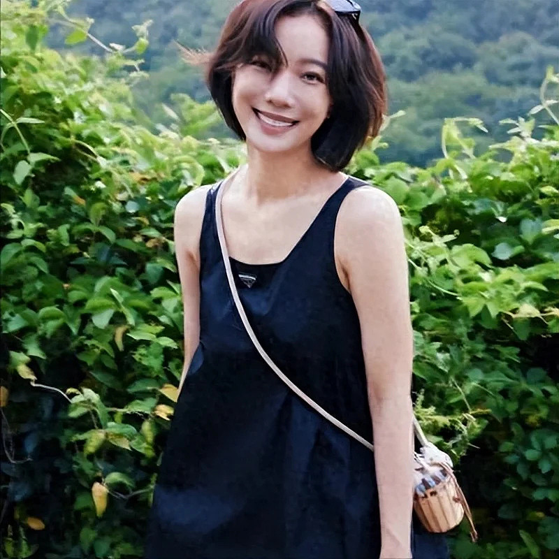王珞丹搬进深山生活,41岁和两只狗相依为命(组图) - 1