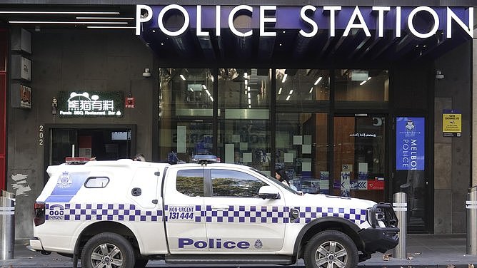 澳洲出租房搜出百万现金、大量毒品和武器!警方急寻嫌疑人 - 2