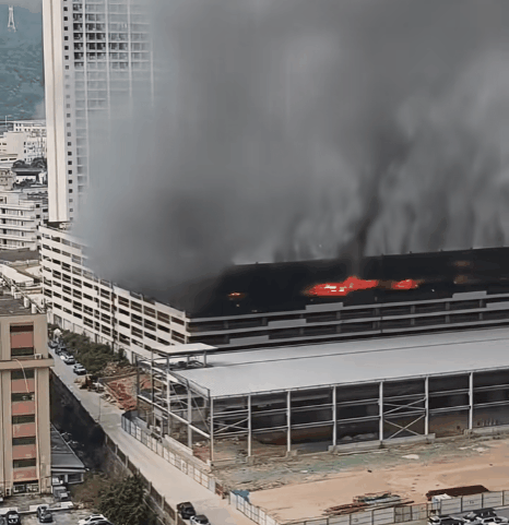 深圳比亚迪突发大火！现场浓烟冲天，官方通报称无人员伤亡（组图） - 1