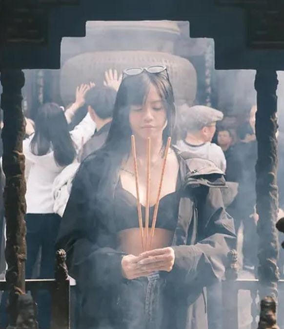 大马女网红“露奶参拜”被轰亵渎神明，眼尖网民发现：连香都没点（组图） - 2