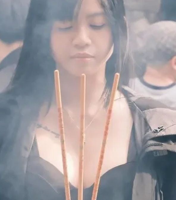 大马女网红“露奶参拜”被轰亵渎神明，眼尖网民发现：连香都没点（组图） - 3
