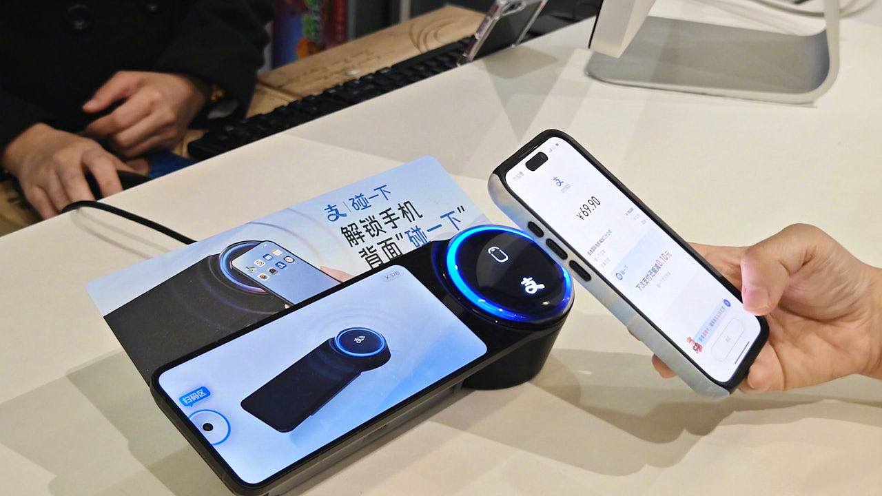 内地男误按不明连结手机帐号被盗！犯罪集团用“碰一下”隔空盗款（组图） - 1