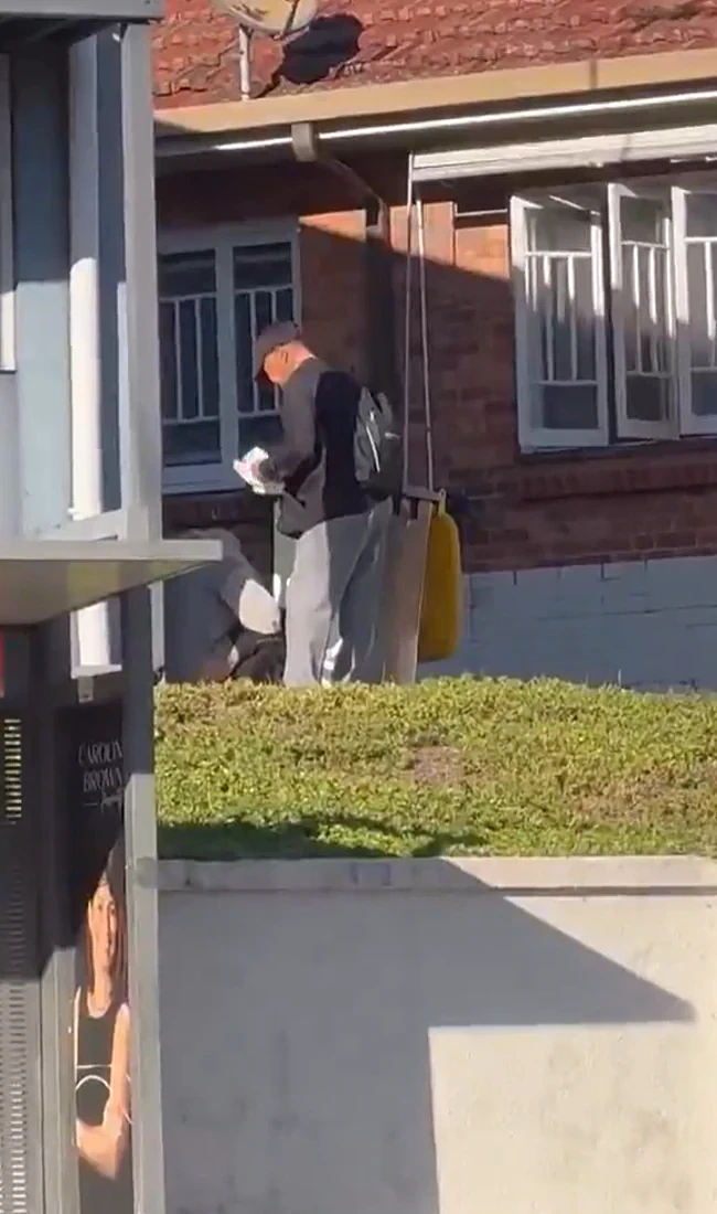 恶心！布里斯班咖啡馆外惊现女子当街如厕，男子递纸巾引发热议（组图） - 2