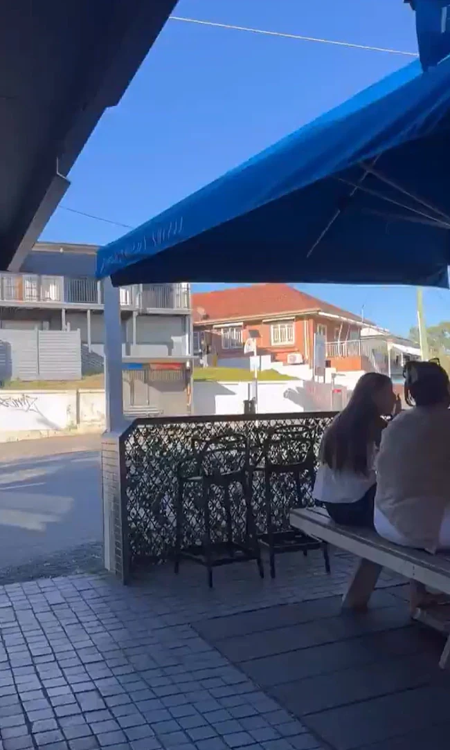 恶心！布里斯班咖啡馆外惊现女子当街如厕，男子递纸巾引发热议（组图） - 3