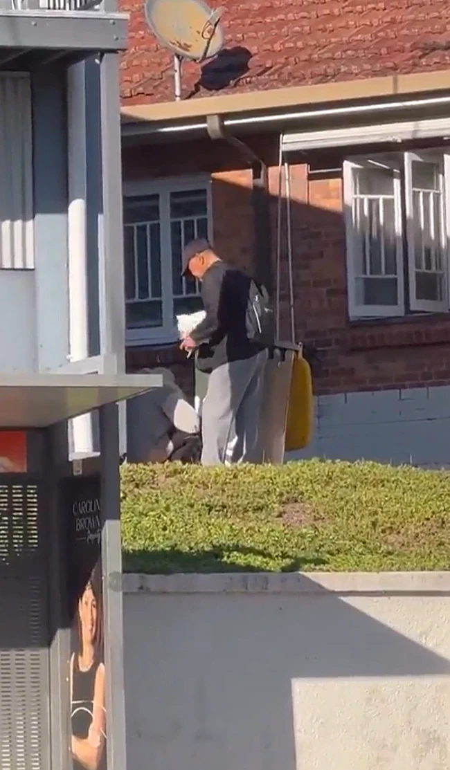 恶心！布里斯班咖啡馆外惊现女子当街如厕，男子递纸巾引发热议（组图） - 4