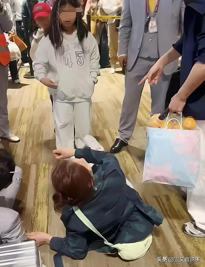 曝大闹昆明候机厅：狂踹工作人员，闹事母女正脸曝光，孩子受牵连（组图） - 3