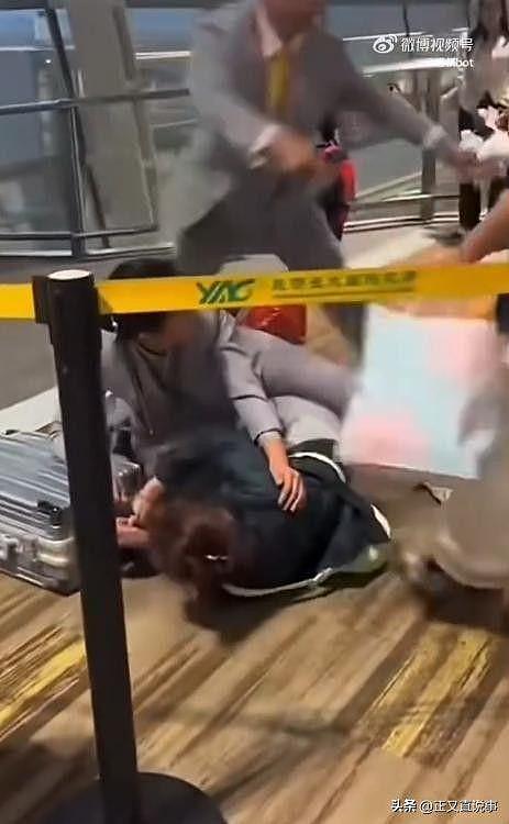 曝大闹昆明候机厅：狂踹工作人员，闹事母女正脸曝光，孩子受牵连（组图） - 7