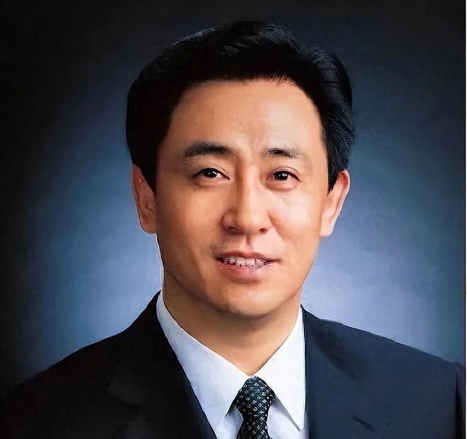 许家印认罪后,长子在国外消失,次子被带走调查,女儿也不知所踪(组图) - 3