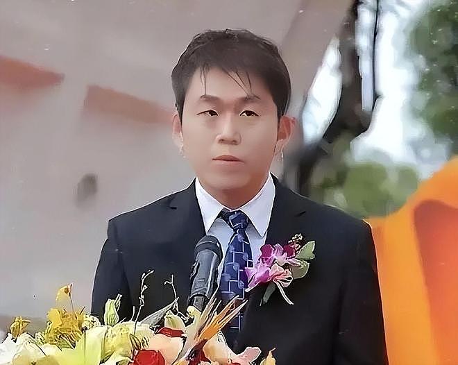 许家印认罪后,长子在国外消失,次子被带走调查,女儿也不知所踪(组图) - 10
