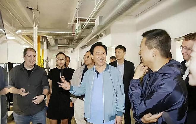 许家印认罪后,长子在国外消失,次子被带走调查,女儿也不知所踪(组图) - 11