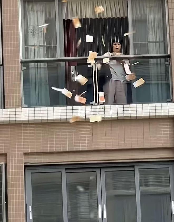 汕头撒港币人正面照曝光，有阿姨路过捡到一张开心不已 - 1