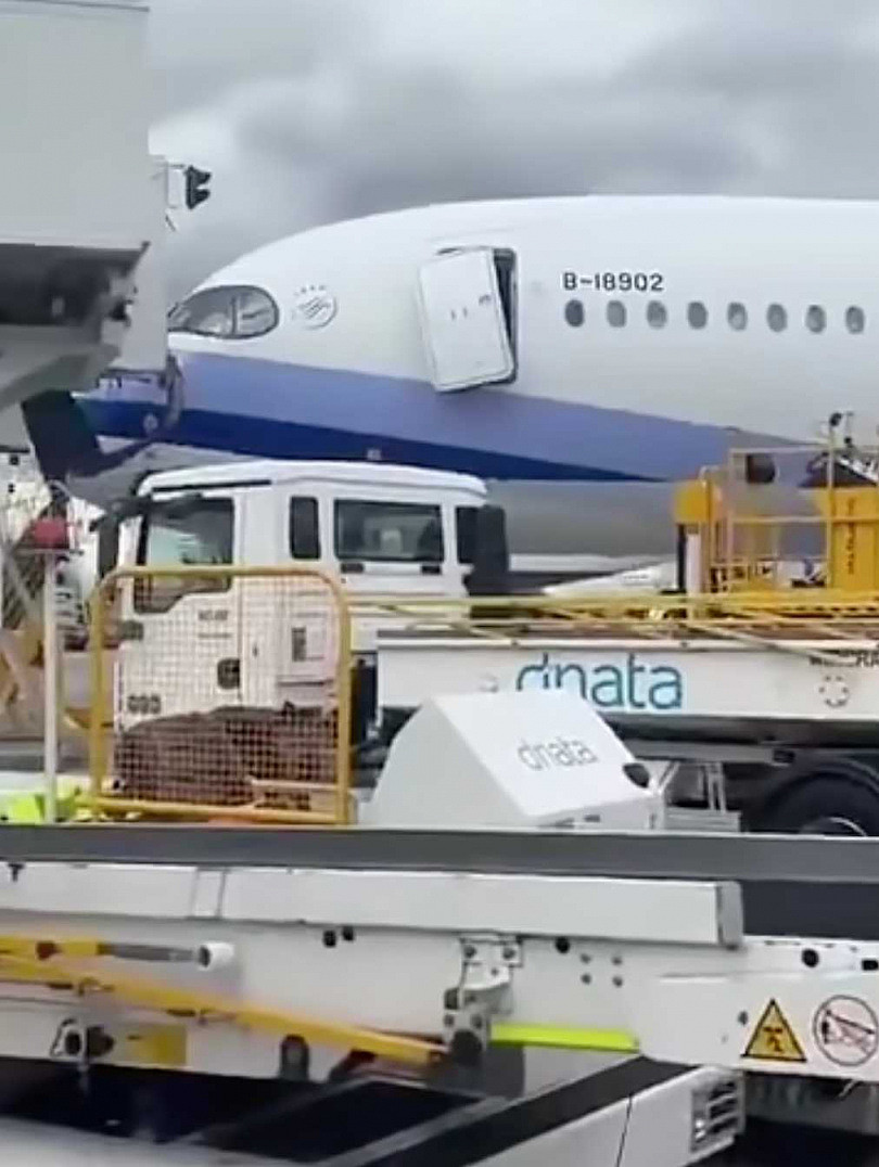 华航墨尔本返台航班紧急取消,“机舱门被空桥撞歪”画面曝光 - 2
