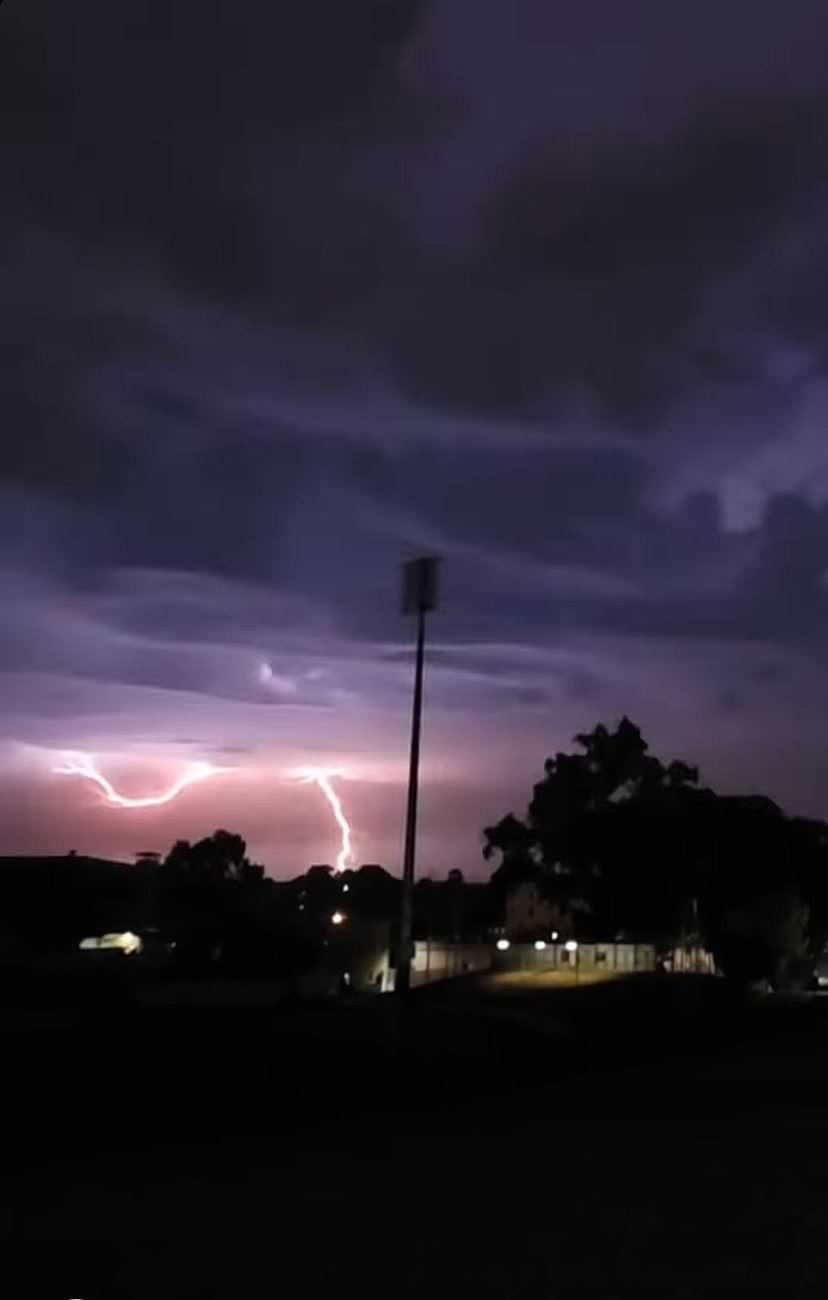 珀斯一夜变天！雷电暴雨袭来，烟雾扩散全城（组图） - 3