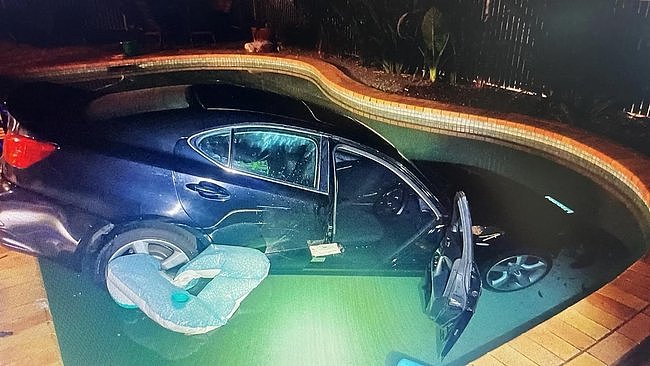 澳男连环偷车,最后竟开进屋主泳池“自投罗网” - 1
