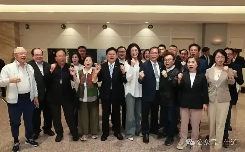 郑丽文的穿搭火了:人生最大捷径,就是打扮自己(组图) - 7